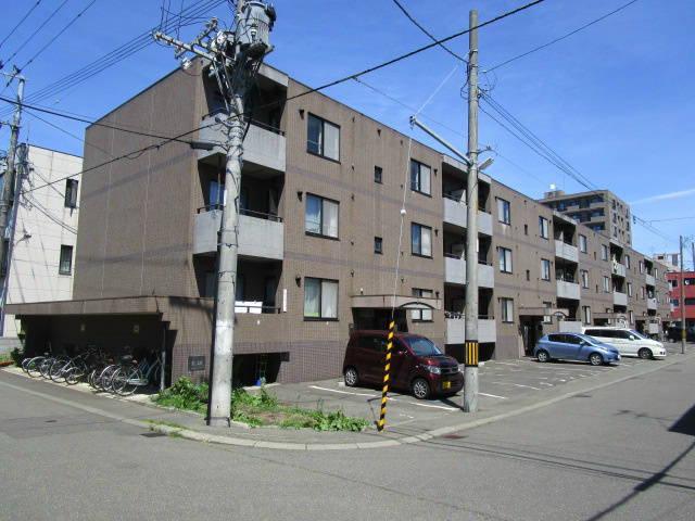 札幌市東区北二十三条東のマンションの建物外観