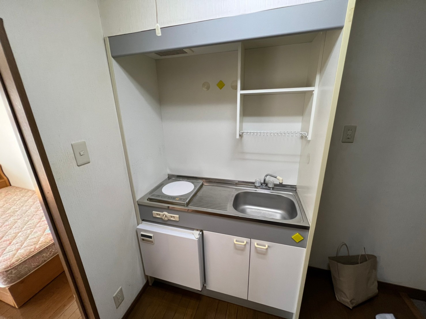 キッチン　IHコンロ、冷蔵庫つき