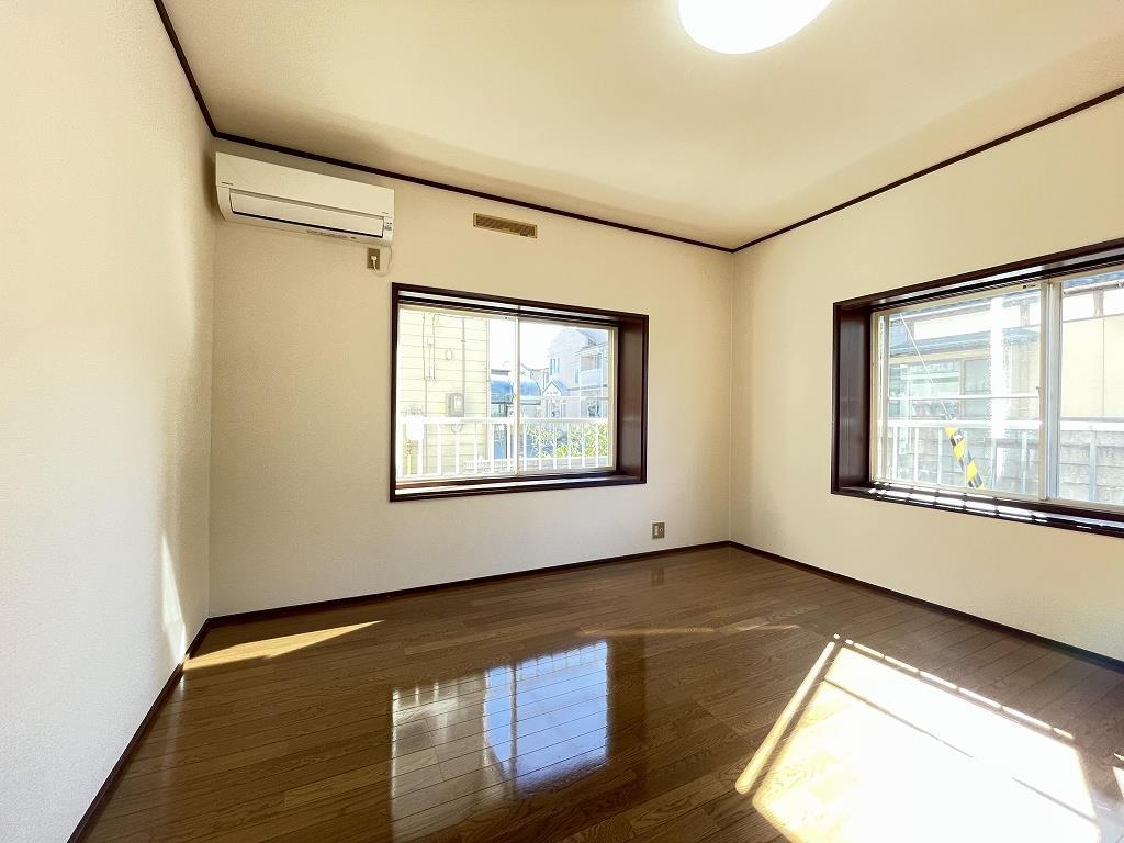 居室・リビング　2面窓で日当り＆風通し良好☆エアコン1台完備！