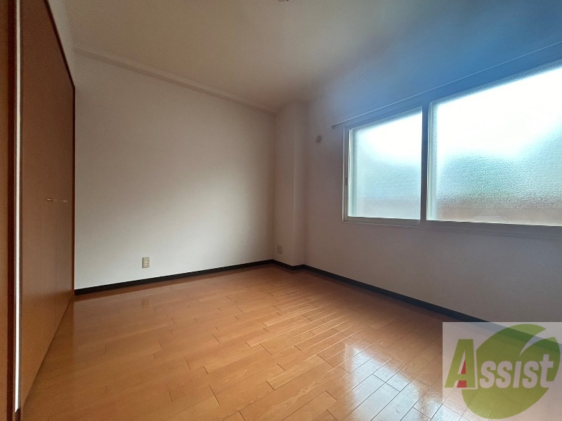 その他部屋・スペース　６帖の洋室です。広々として、きれいですね。