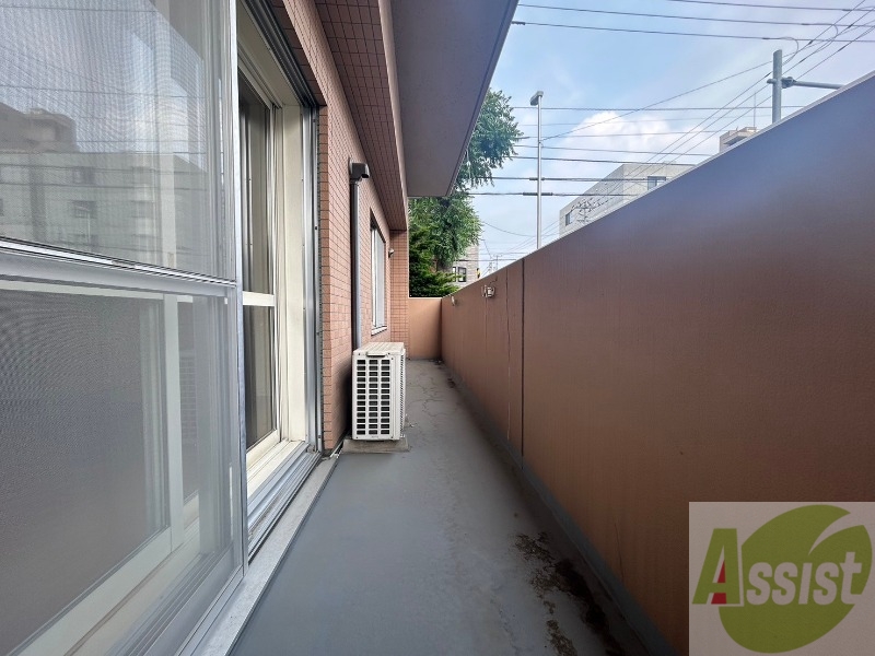 バルコニー　バルコニーは幅があり、広い印象を受けました。