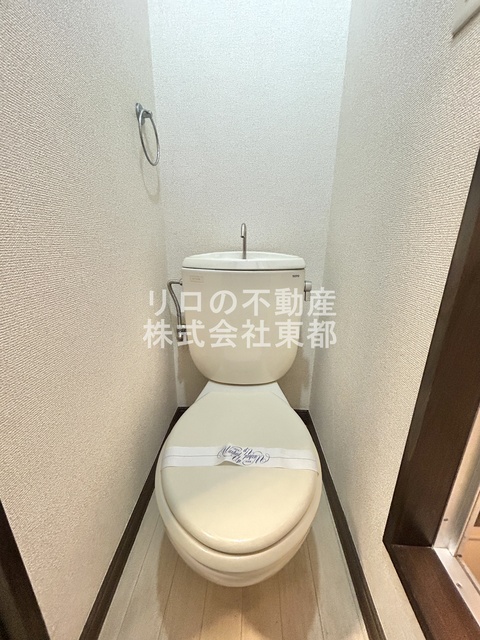 トイレ　白基調で清潔感のあるトイレです♪