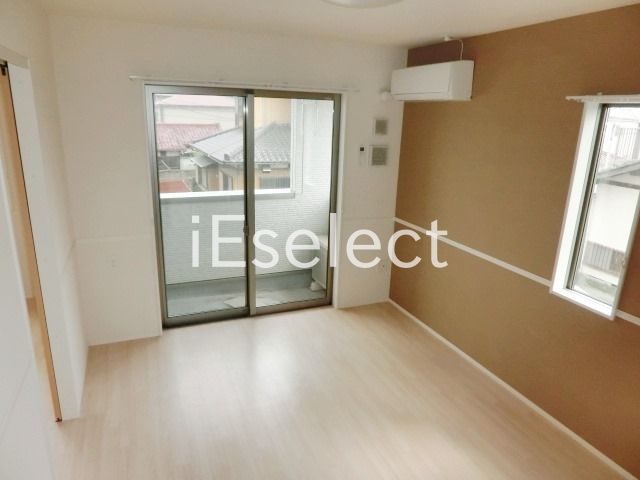 居室・リビング　2面採光で明るいリビングです