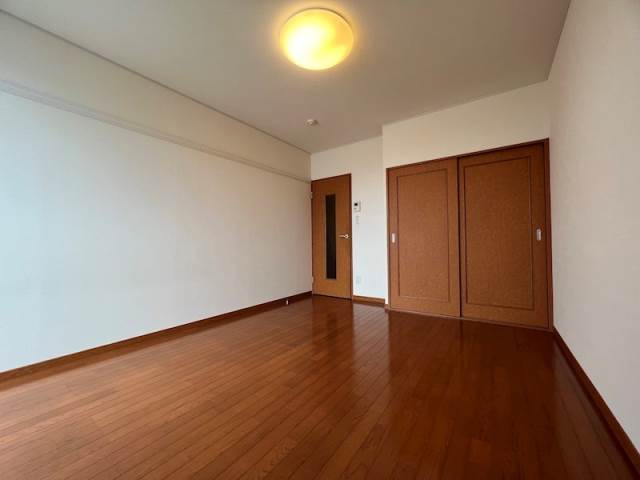 居室・リビング　別号室。写真は現状を優先します。