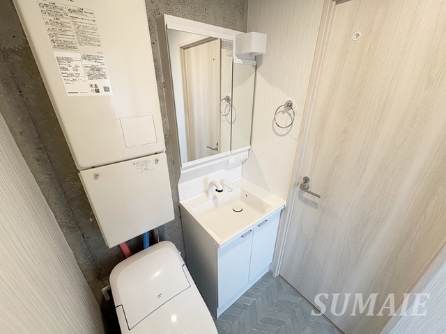 洗面設備　２面鏡の独立洗面台です☆