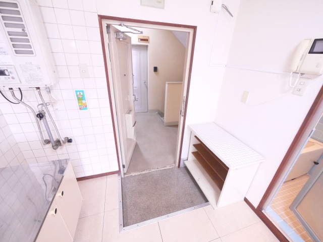 玄関　同物件別室です。