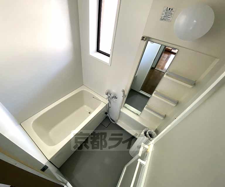 バス・シャワールーム　鏡の付いた便利なお風呂です