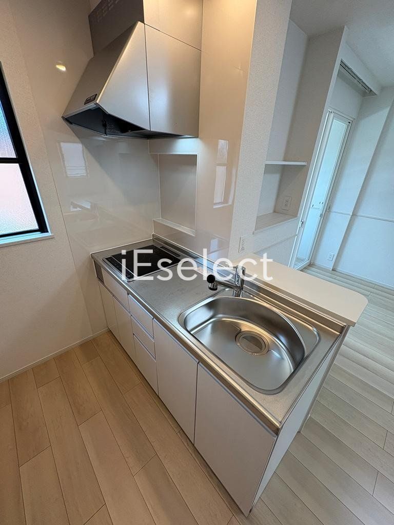 キッチン　窓がすぐ近くにあるので換気がしやすいです★