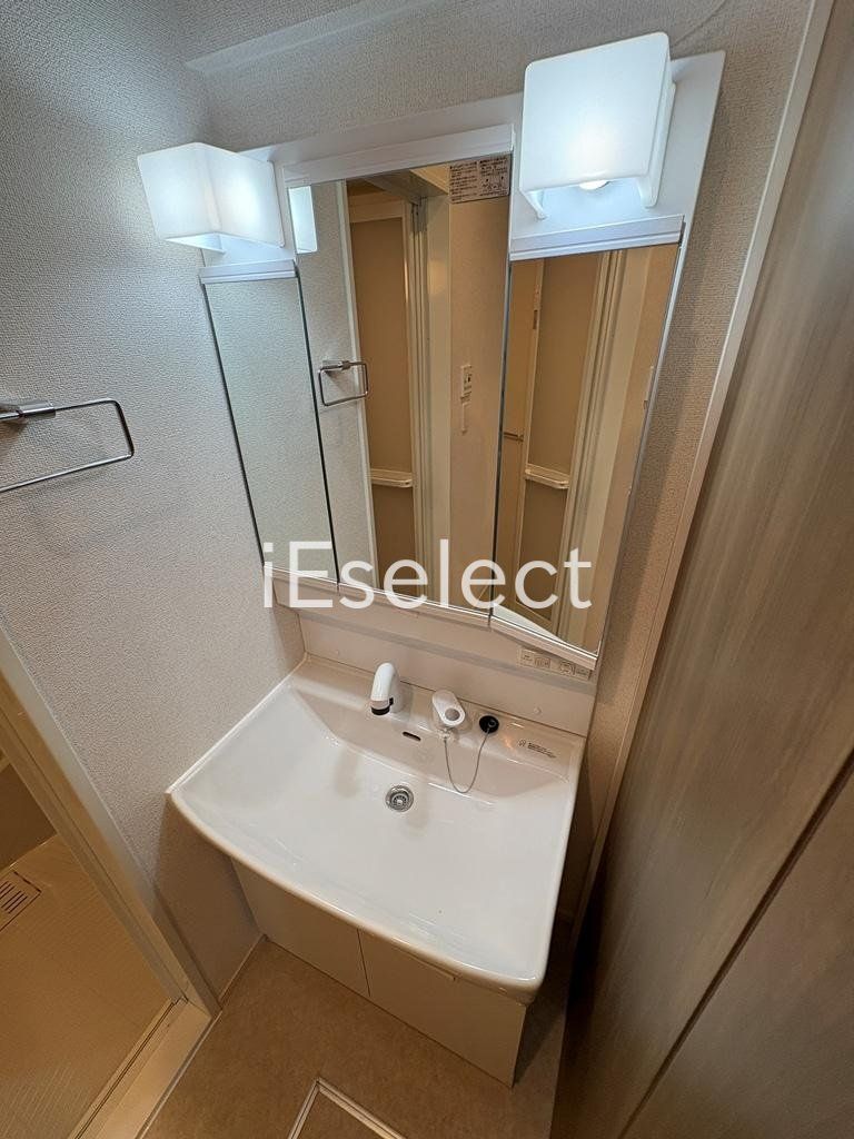 洗面設備　使いやすい照明付きの独立洗面台です★