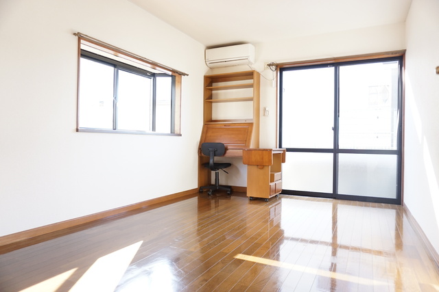 居室・リビング　出窓がある２面採光で明るい７．５帖洋室