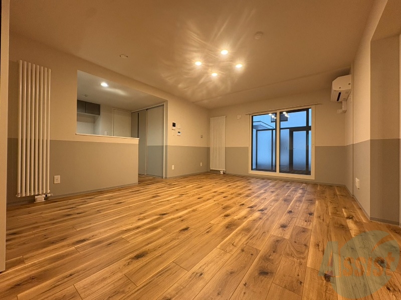 居室・リビング　木目のフローリングは落ち着きのある印象のお部屋になりますね。