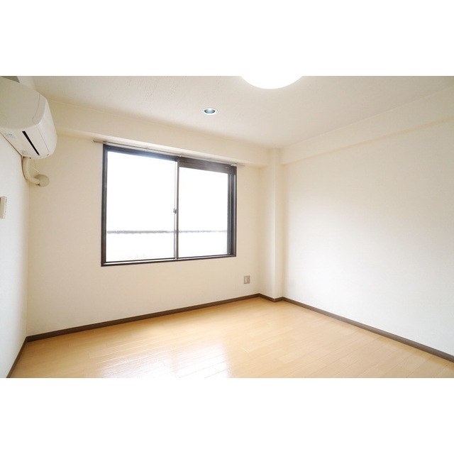 居室・リビング　明るい日差しの室内