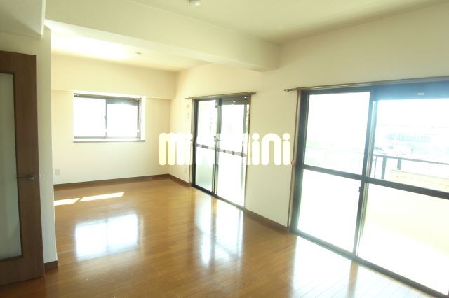 居室・リビング　リビング１４帖・窓が多いです