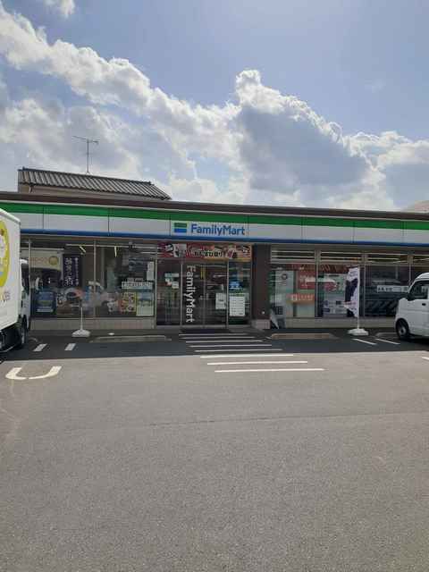 コンビニ　ファミリーマート（コンビニ）まで589m