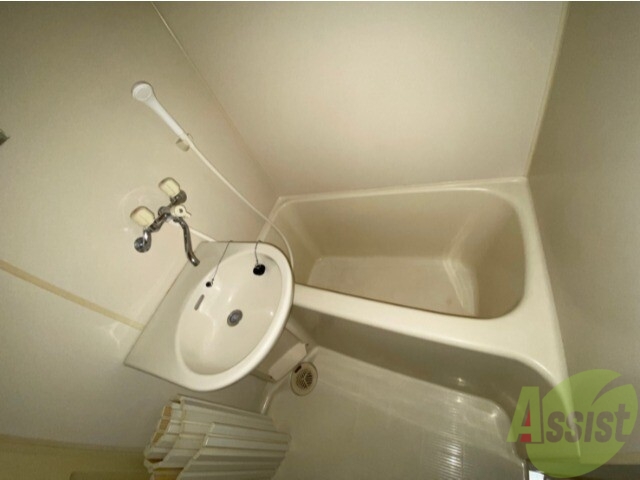 バス・シャワールーム　こちらはお風呂。一日の疲れをここで癒してください。