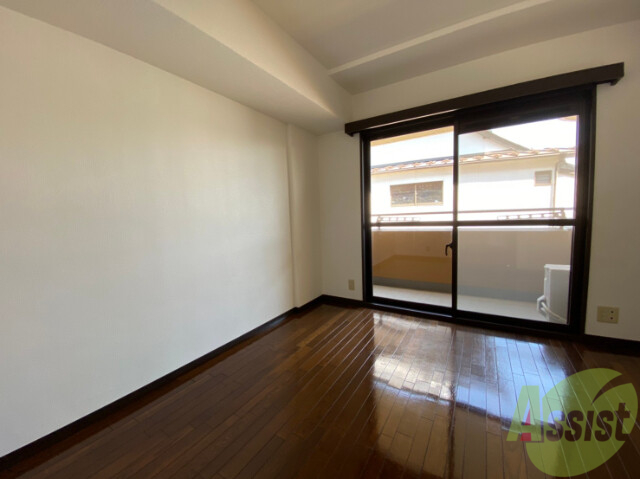 居室・リビング　６帖の洋室です。広々として、きれいですね。