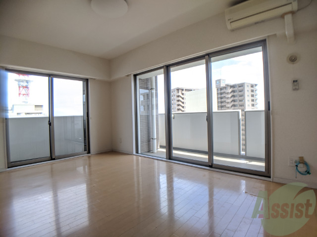 居室・リビング　１３帖のＬＤＫを撮影しました。窓があり明るく広い印象です。