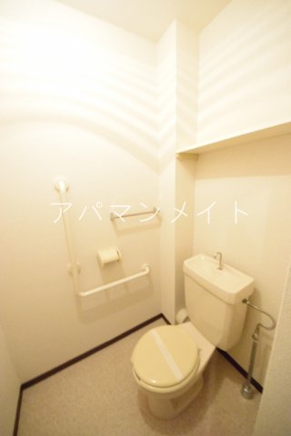 トイレ　落ち着いた色調のトイレです