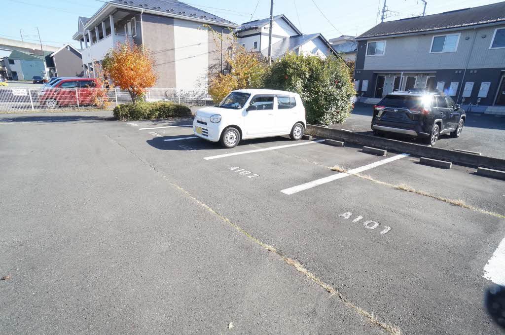 建物外観　駐車場