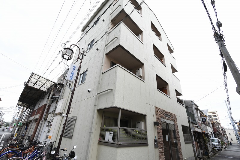 建物外観　オートロックで外部の人間が簡単に出入りできないため安心です♪