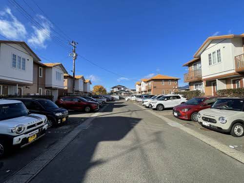 建物外観　駐車場