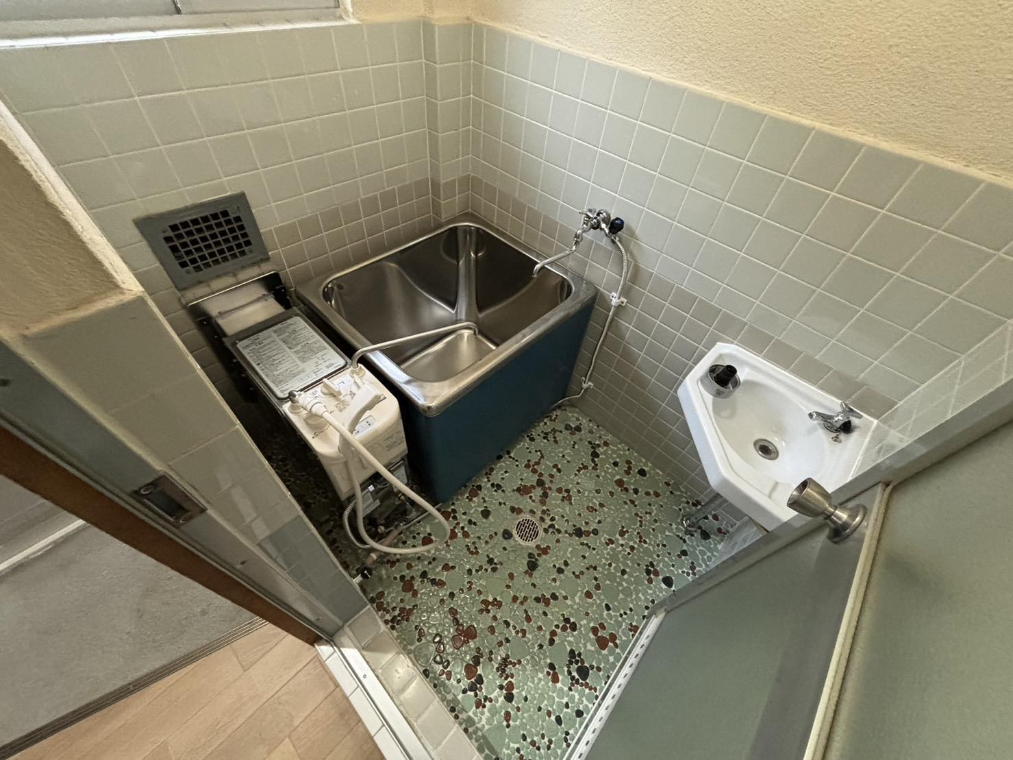 バス・シャワールーム　窓付きで換気のしやすいバスルーム♪