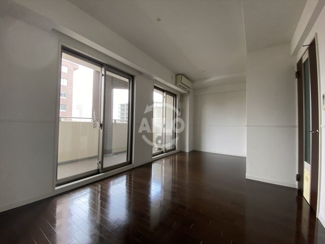 居室・リビング　ロイヤルパークス桃坂　リビング