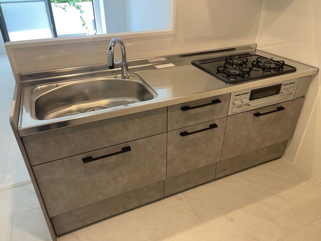 キッチン　グリル付ガス３口システムキッチン