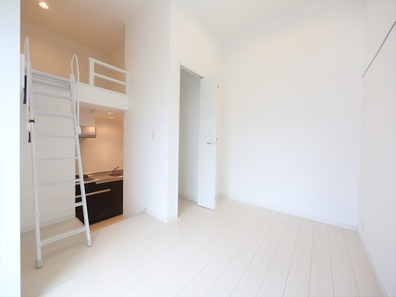 居室・リビング　洋室5.7帖　ロフト4.7帖（収納でも使えます）