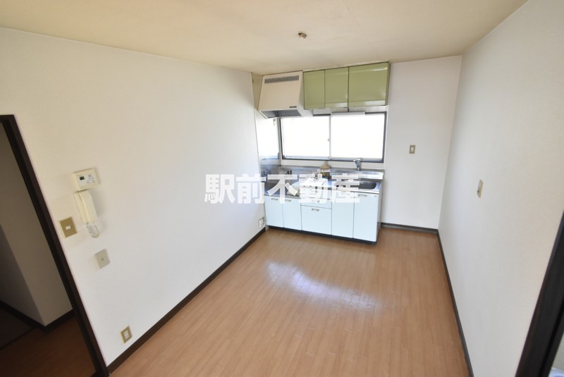 キッチン　窓付きで明るいですね