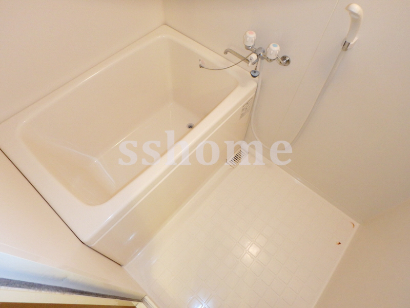 バス・シャワールーム　清潔感ある浴槽