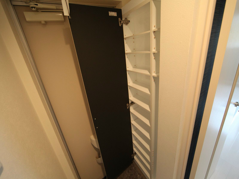 玄関　玄関　シューズボックス付（収納充実してます）