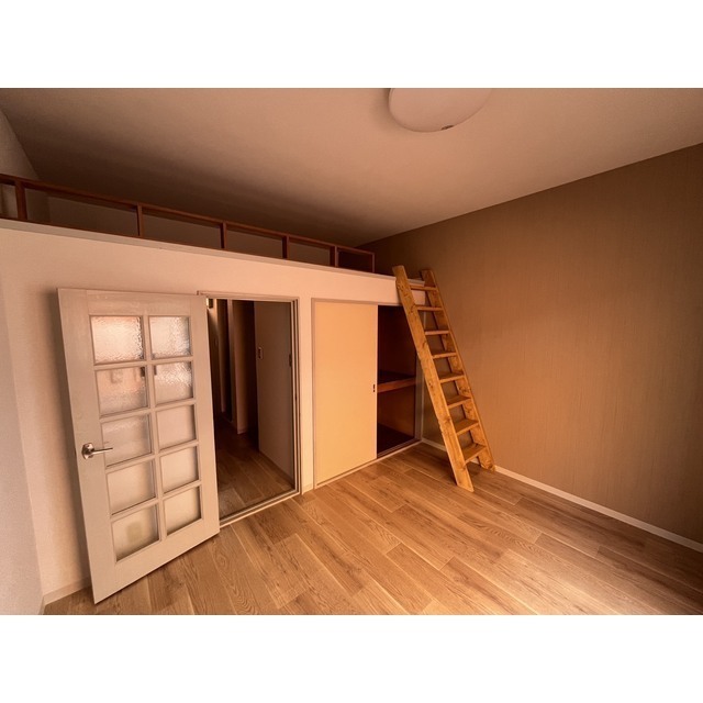 居室・リビング　収納とロフト付き