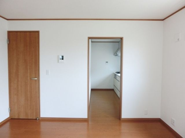 居室・リビング　独立したキッチンなのでお部屋も広々使えますね