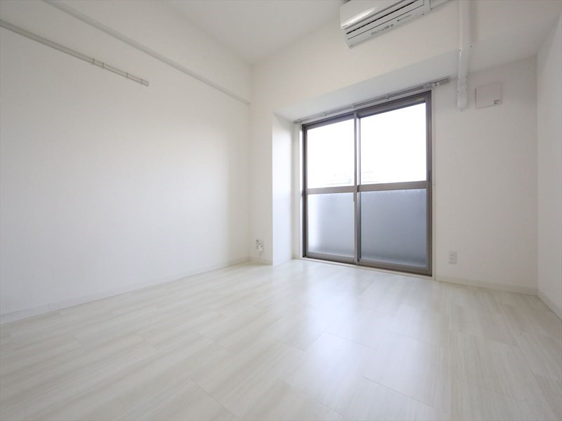 バルコニー　洋室8帖　エアコン完備　クローゼット付　南面バルコニー