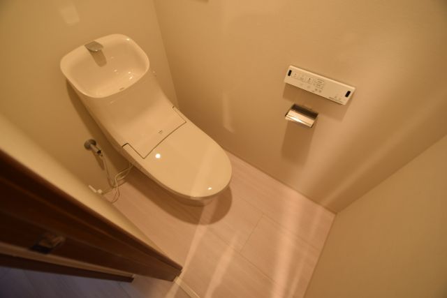 トイレ　落ち着いた色調のトイレです