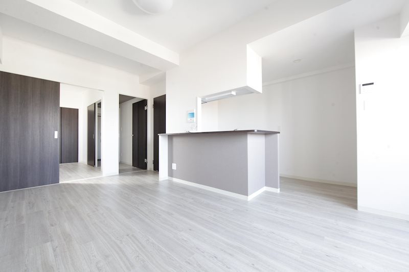 居室・リビング　リビング12.97帖　エアコン完備　バルコニーに面しています