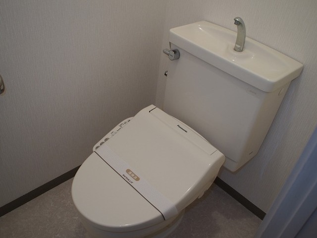 トイレ　３０３（温水洗浄便座）