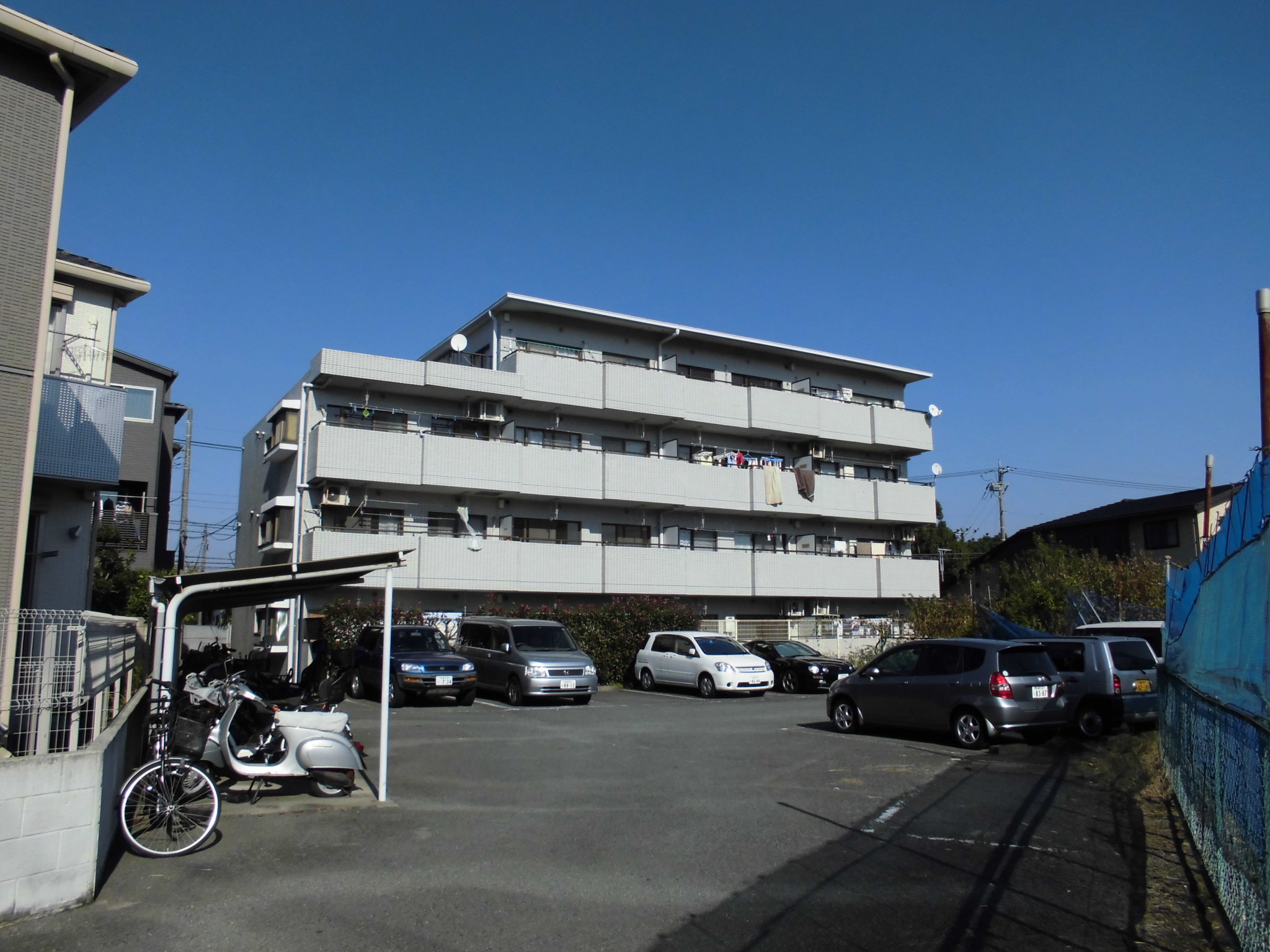 建物外観　鉄筋コンクリートマンションです♪