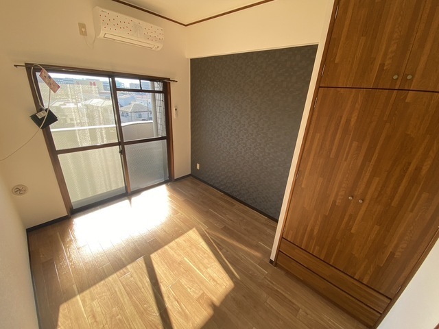 居室・リビング　※別号室の写真です。