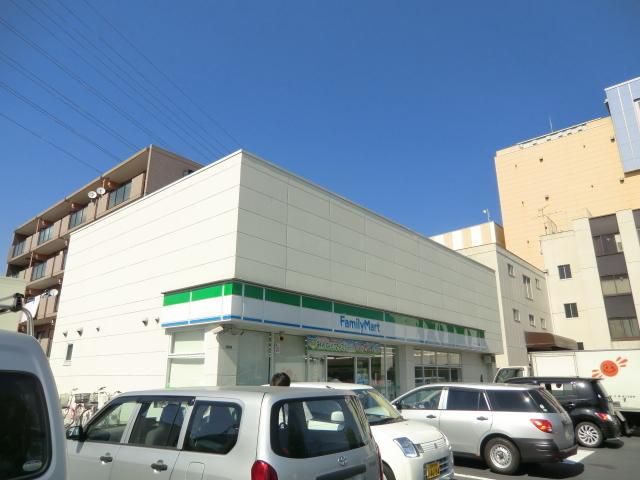 コンビニ　ファミリーマート（コンビニ）まで500m