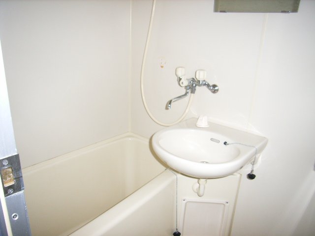 バス・シャワールーム　同物件、別号室のものです。