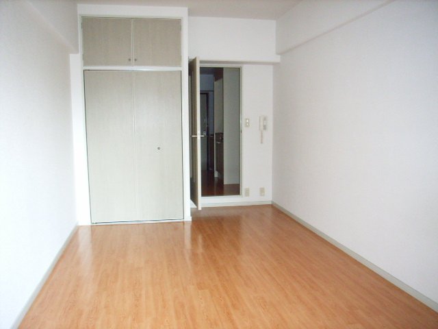 居室・リビング　同物件、別号室のものです。