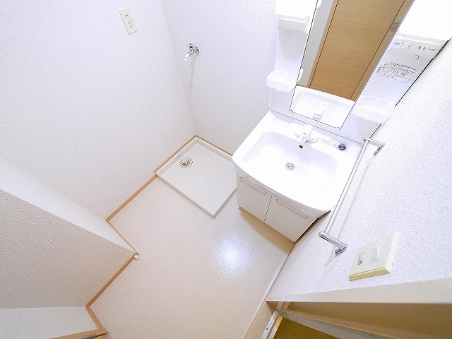 洗面設備　明るい洗面所です