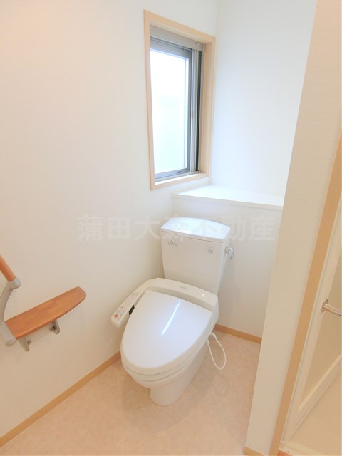 トイレ　窓と温水洗浄便座付きのトイレ