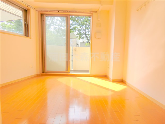 居室・リビング　西向き南西角部屋2面採光の洋室6.1帖