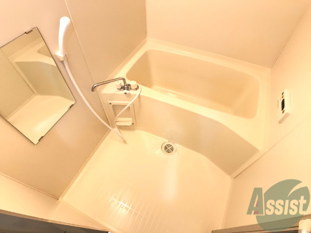 バス・シャワールーム　バスルームは狭すぎず、シャワーも浴びやすそうです。