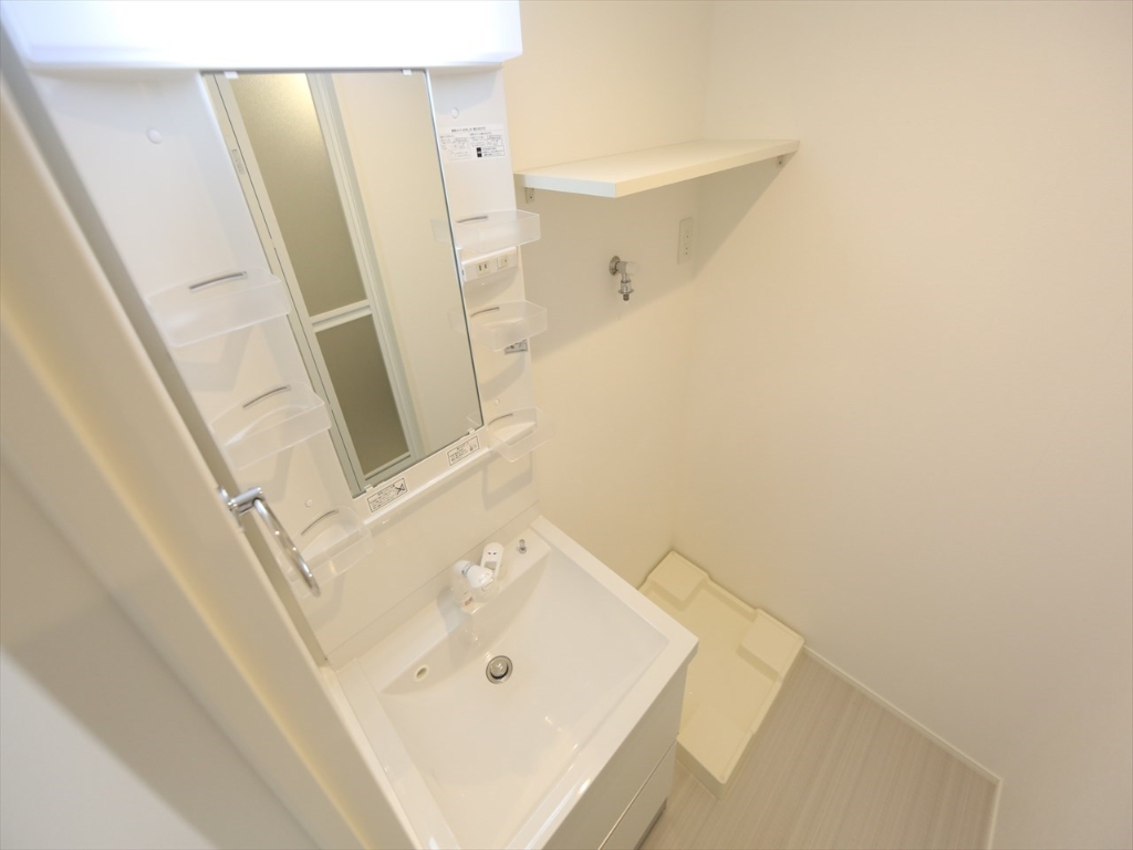 洗面設備　脱衣所　独立洗面台（シャンプードレッサー付）収納スペース有