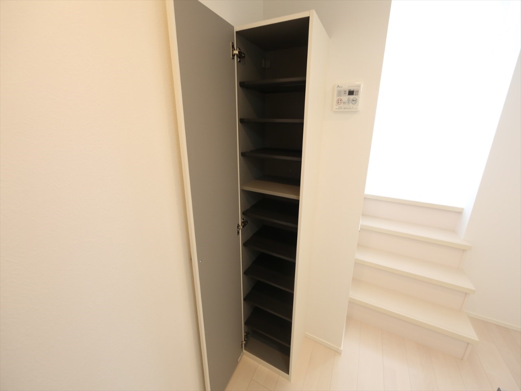 玄関　玄関　シューズボックス付（収納充実してます）