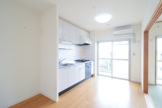 居室・リビング　ダイニング・キッチンにはエアコンが設置されています